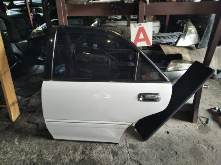 Дверь   TOYOTA CROWN JZS171  (Тойота Краун ) белый Задн Лев