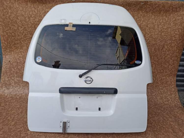Дверь пятая на NISSAN CARAVAN CQGE25 БЕЛЫЙ