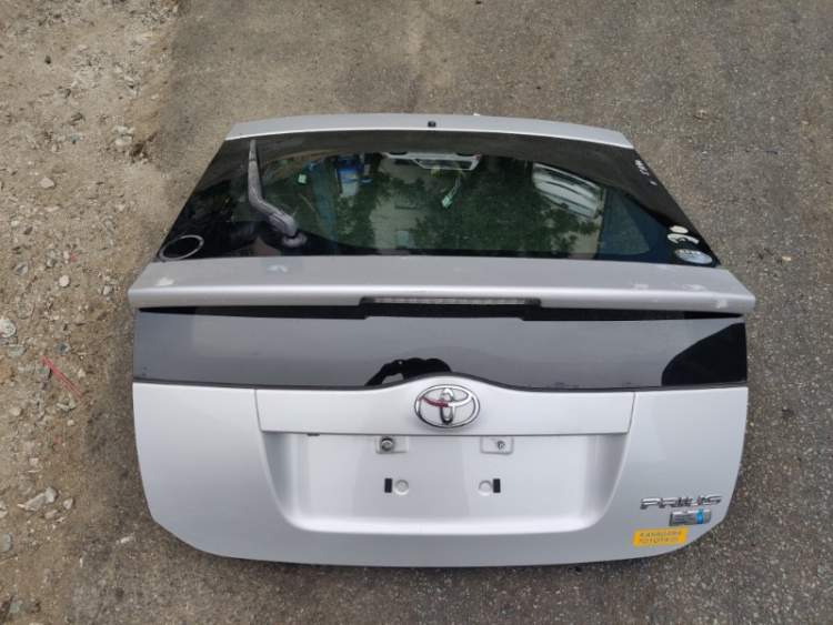 Дверь 5-я Toyota Prius NHW20  серебро